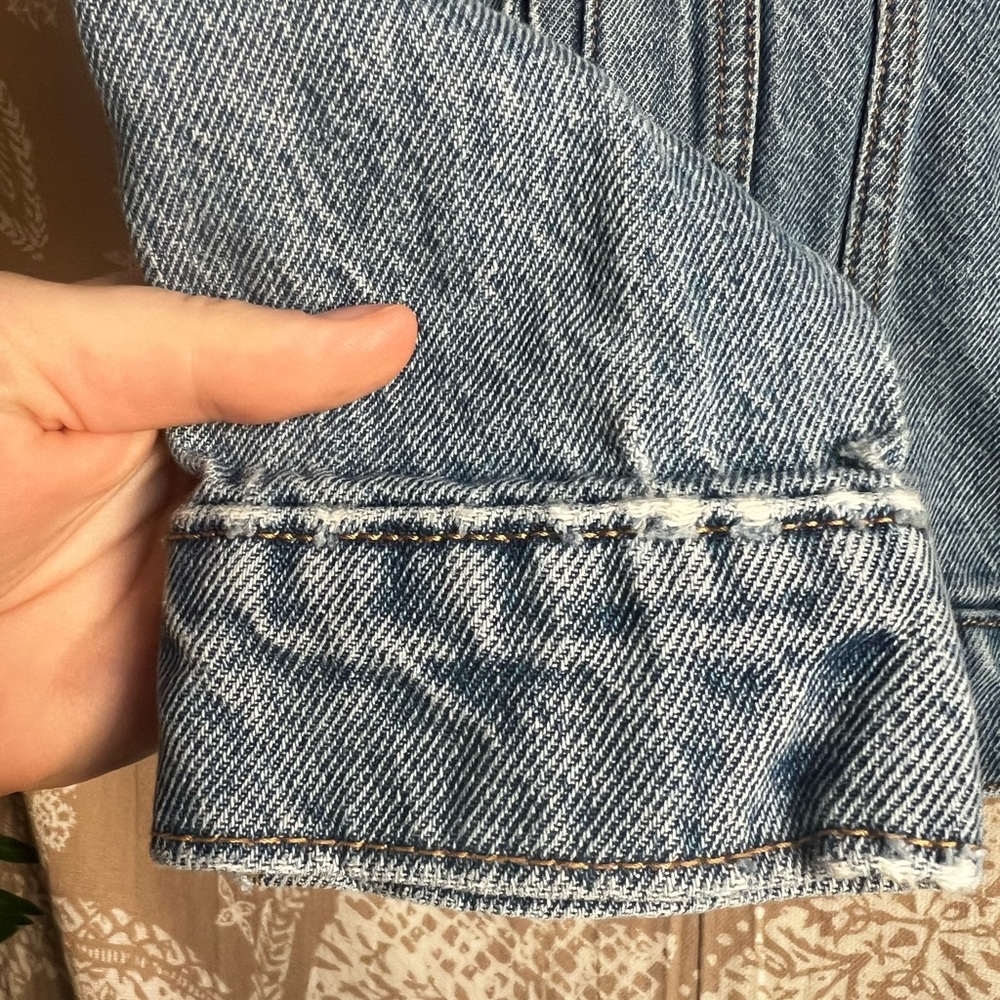 Levi’s Best Selling Original Denim Trucker Jacket Size Small - Picture 4 of 7
